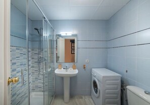 Haartrockner, Handtücher, Seife, Toilettenpapier
