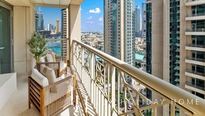 En balkon med udsigt over Dubais skyline, inklusive skyskrabere og en pool.