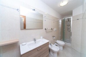 Ducha, secador de pelo, bidé y toallas
