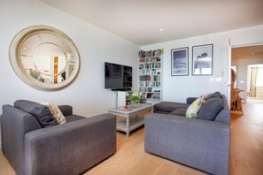 Smart TV, DVD player, stereo - Spacious Sea View Apartment | Sleeps 8 | Dog-Friendly | Pool Access (Crantock)