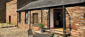 Luxury lakeside setting sleeping four guests in two bedrooms both with ensuites.