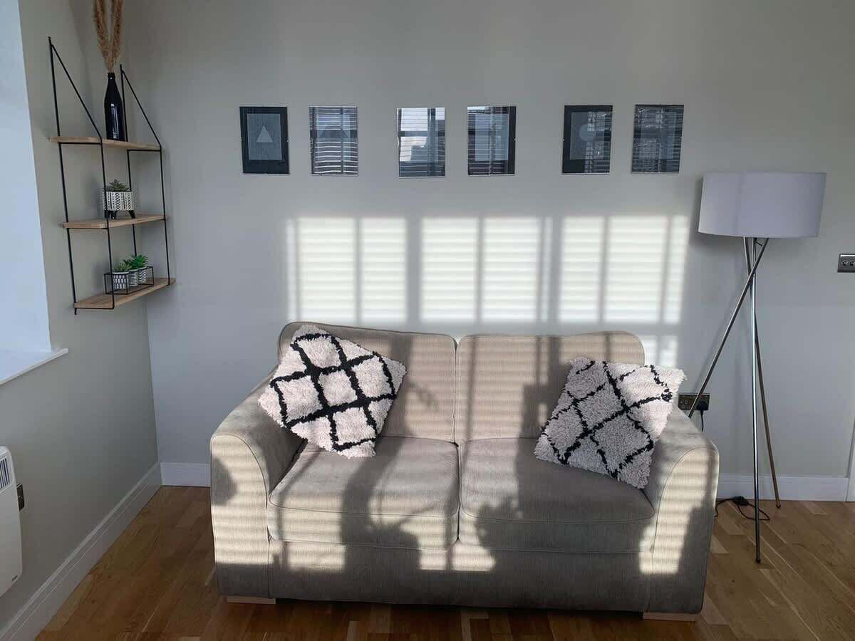 Una televisión, una oficina