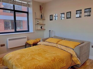 1 Schlafzimmer, Schreibtisch, Bügeleisen/Bügelbrett, Reisekinderbett