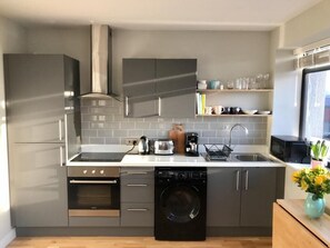 Kühlschrank, Mikrowelle, Ofen, Herdplatte