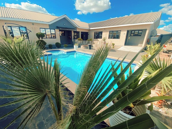 Una piscina al aire libre