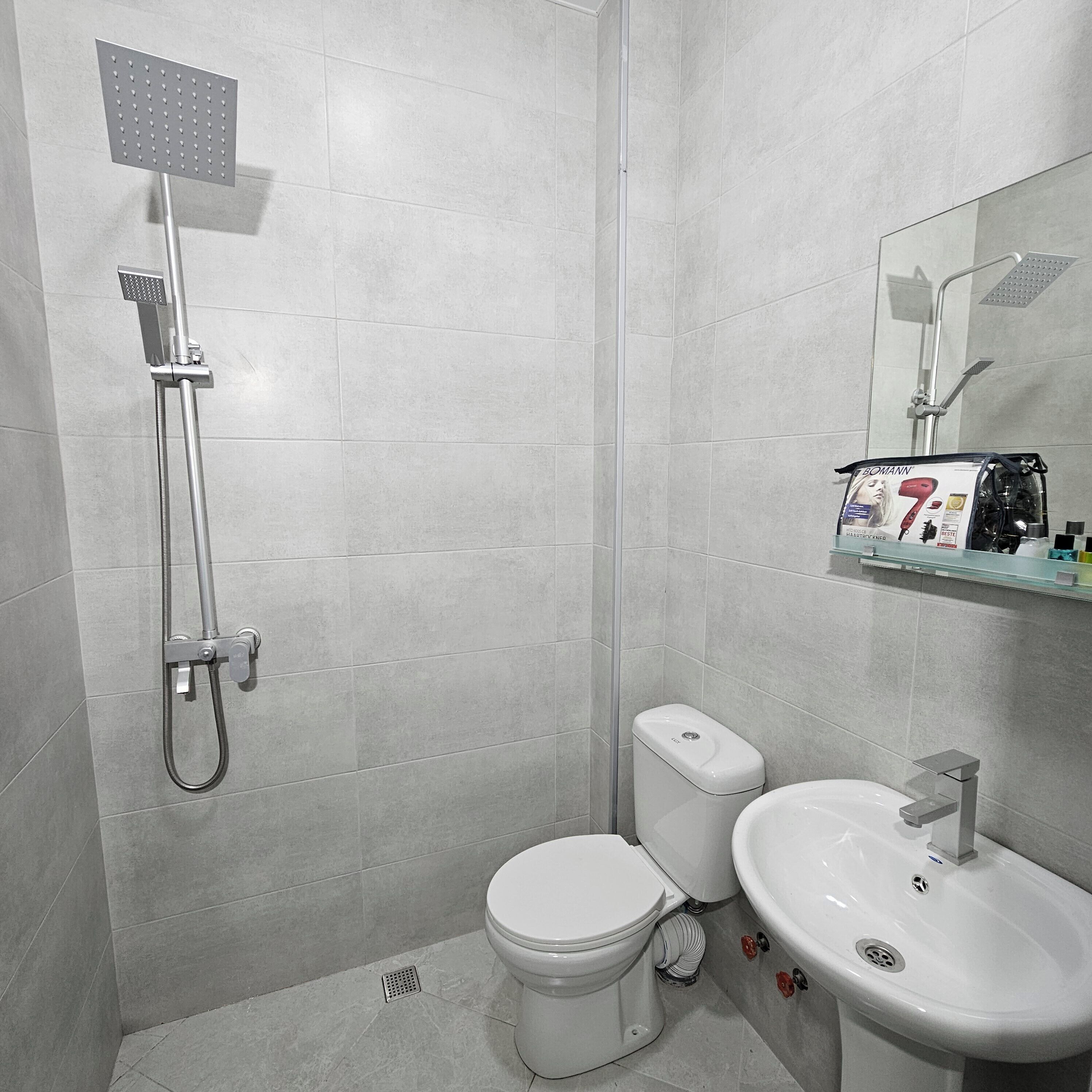 Dusche, Haartrockner, Handtücher, Seife