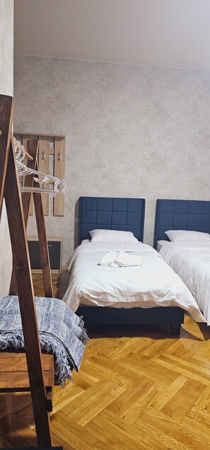 5 bedrooms, iron/ironing board, WiFi, bed sheets