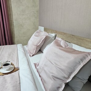 5 bedrooms, iron/ironing board, WiFi, bed sheets