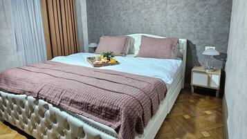 5 bedrooms, iron/ironing board, WiFi, bed sheets