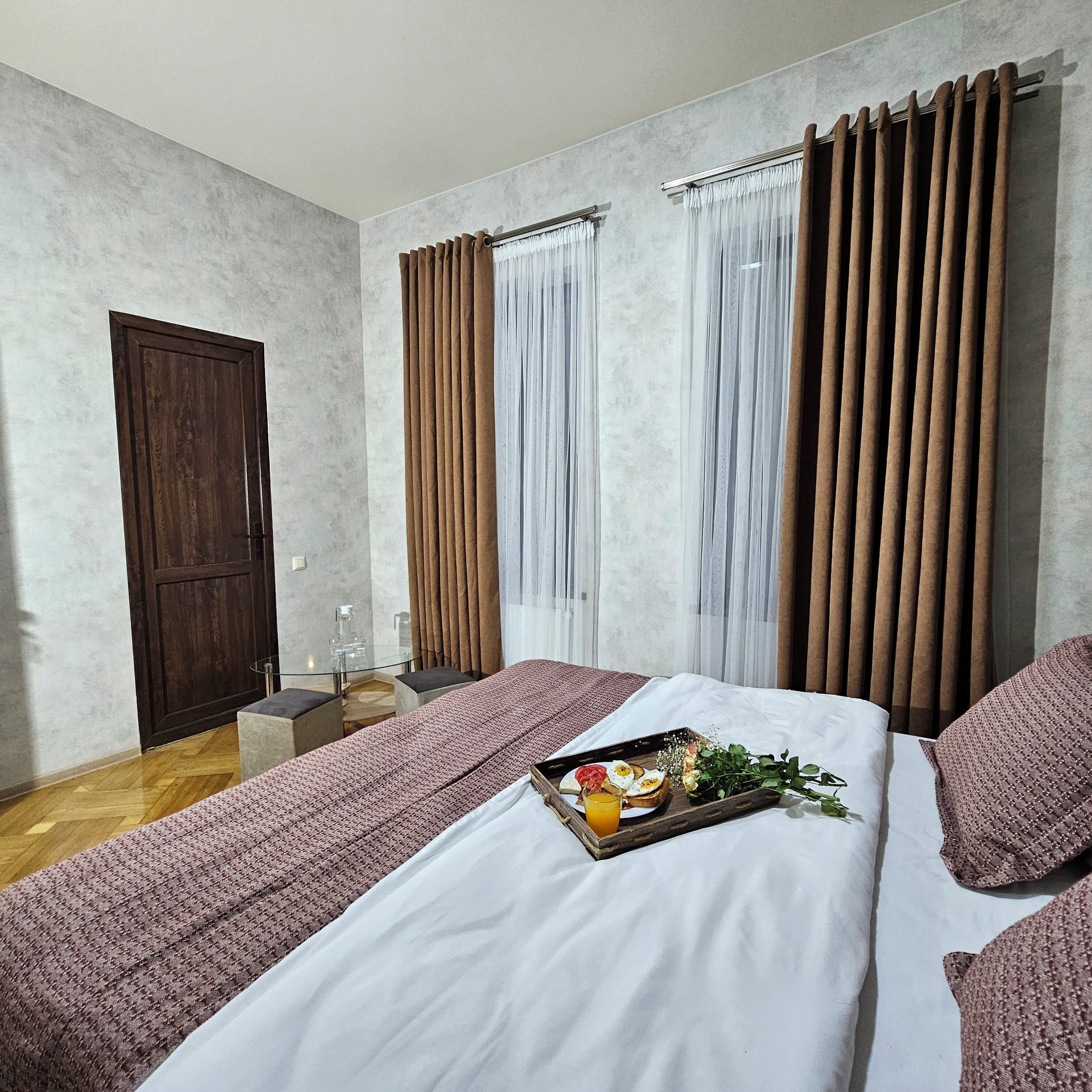 5 bedrooms, iron/ironing board, WiFi, bed sheets