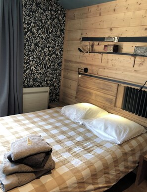 4 bedrooms, desk, iron/ironing board, travel cot