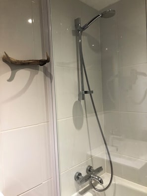 Douche, séchoir à cheveux, serviettes fournies, papier de toilette