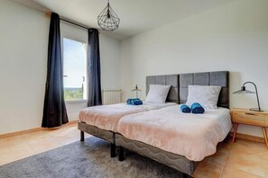 5 Schlafzimmer, Schreibtisch, Bügeleisen/Bügelbrett, Reisekinderbett