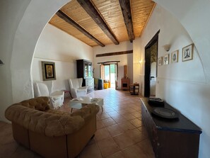 Deluxe Apartment, Garden View | Living area