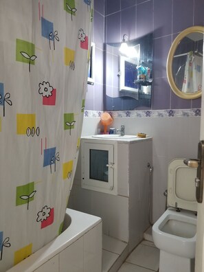 Asciugacapelli, asciugamani, sapone, carta igienica