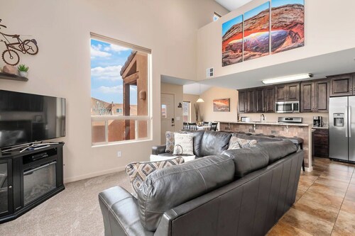 New Listing! Minutes to Arches & Downtown Moab | Hot Tub & Pool