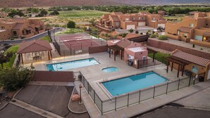 Et boligområde med flere huse, en tennisbane og en swimmingpool.