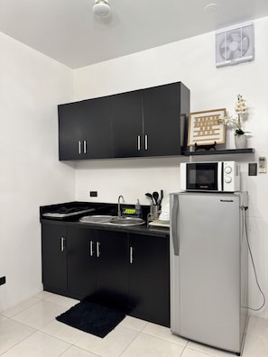 Fridge, microwave, stovetop, electric kettle