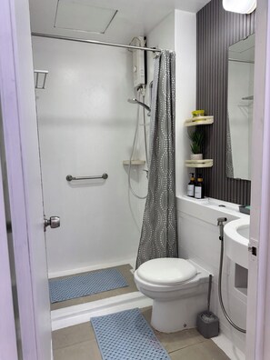 Towels, soap, shampoo, toilet paper