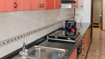 Refrigerador, horno, parrilla de estufa y cafetera y tetera