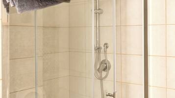 Dusche, Haartrockner, Bidet, Seife