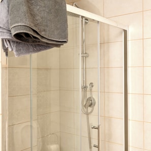 Douche, sèche-cheveux, bidet, savon