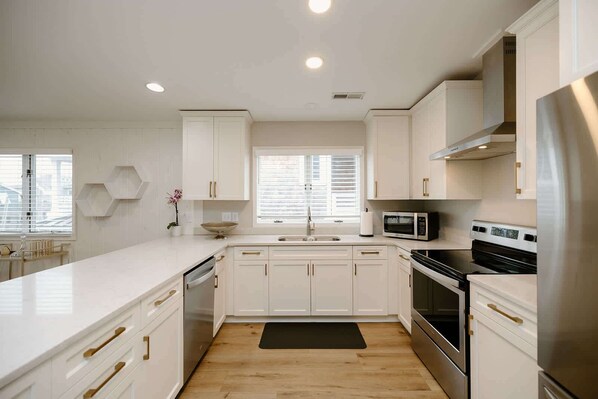 Frigorífico, microondas, horno y placa de cocina