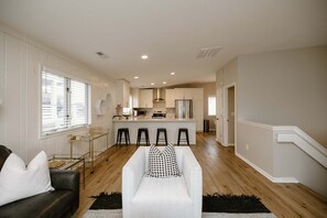 Una televisión, una oficina