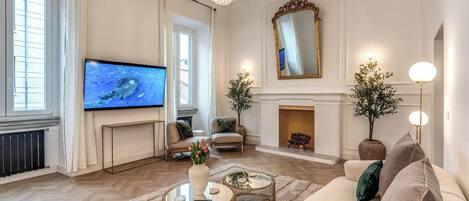 TĂ©lĂ©viseur connectĂ©, livres, Ă©cran dâordinateur