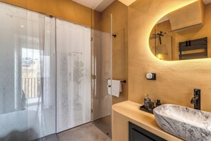 Haartrockner, Bidet, Handtücher, Seife