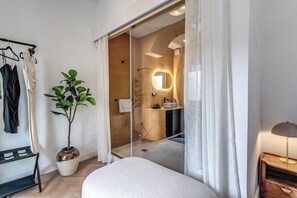 Sèche-cheveux, bidet, serviettes fournies, savon
