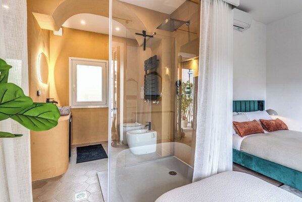 Ein modernes Badezimmer mit Glasdusche, Toilette und Waschbecken.