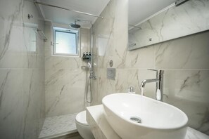 Hiustenkuivaaja, pyyhkeet, saippua, vessapaperi