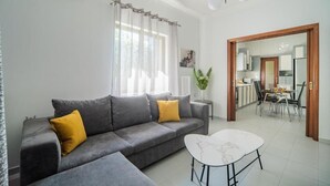Living area - THE NEST OF URBAN LIVING by 8essentially (Chania)