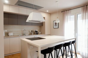 Refrigerador, parrilla de estufa, tetera eléctrica y tostadora 