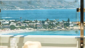 A table with a view of a beach and mountains. - Clifton 2bed Penthouse Sea Views Dunmore Horizons (Cape Town)