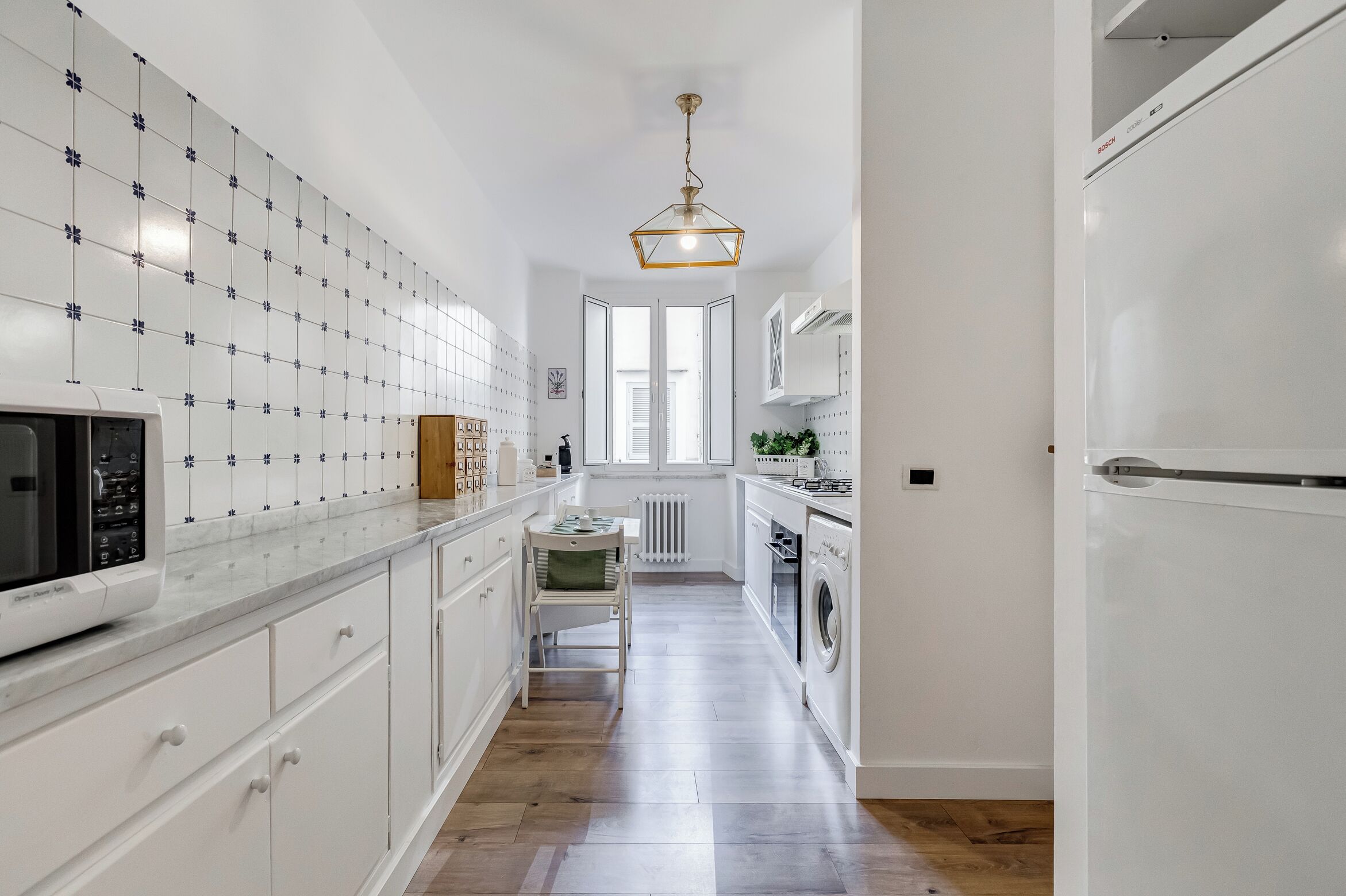 Frigorifero, microonde, forno, piano cottura