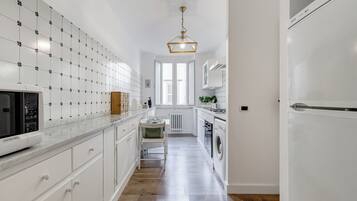 Frigorifero, microonde, forno, piano cottura