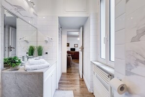 Shower, hair dryer, bidet, towels - LIVING ROME REPUBLIC APARTMENT (Roma)