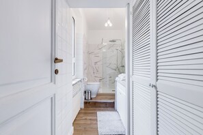 Dusche, Haartrockner, Bidet, Handtücher