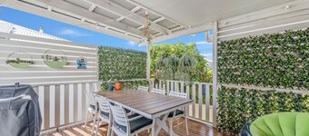 Coastal Escape - Close to CBD & Port's Beautiful Beaches.