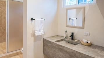 Serviettes fournies, savon, shampoing, papier toilette