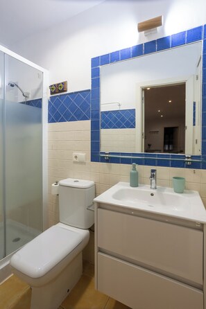 Séchoir à cheveux, serviettes fournies, papier de toilette