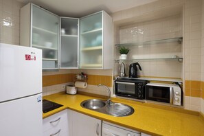 Fridge, microwave, oven, stovetop - Vidrio Urban Apartment (Sevilla)