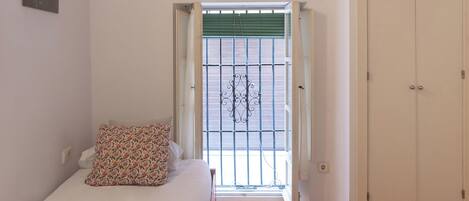 2 室のベッドルーム、アイロン / アイロン台、WiFi (無料)、ベッドシーツ