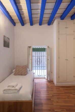 2 bedrooms, iron/ironing board, free WiFi, bed sheets - Vidrio Urban Apartment (Sevilla)