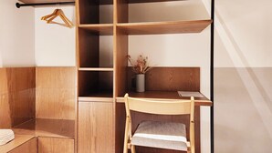 Una stanza in legno con un letto a castello, una scrivania e una sedia.