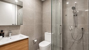 Shower, hair dryer, towels, shampoo - Hyde Lane 1BR | Walk to Cafes + Pool + Gym (Wellington)