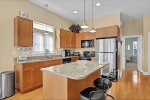 Kylskåp, mikrovågsugn, ugn och spishäll