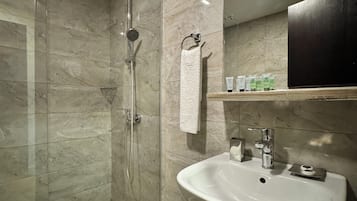 Tremannsrom – standard | Bad | Kombinert dusj/badekar, toalettartikler (inkludert) og hårføner